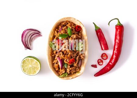 taco alla barquita messicana con manzo, peperoncino, pomodoro, cipolla e spezie isolate su sfondo bianco Foto Stock