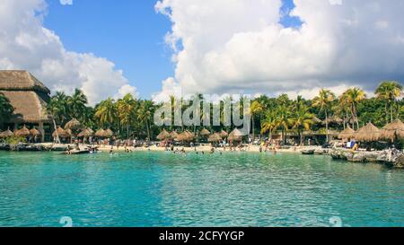 Vista panoramica sulla natura caraibica e sulle infrastrutture della spiaggia di Xcaret Eco Park vicino alle famose rovine della civiltà Maya. Foto Stock