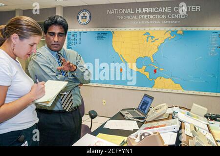 Miami Florida, centro nazionale dell'uragano, meteorologo uragano Ivan, donna giornalista giornalista intervistata intervista interviste uomo asiatico Foto Stock