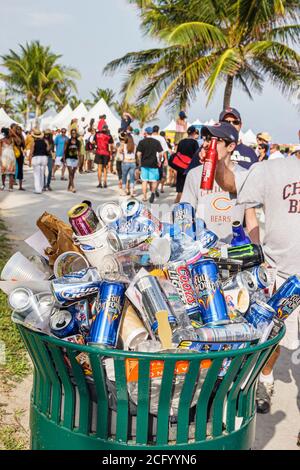 Miami Beach Florida, Super Bowl XLI cestino pubblico pieno overfilled traboccante, alluminio soda cola birra lattina plastica, Foto Stock