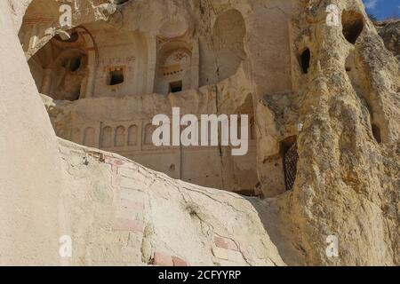 Vista dell'antica chiesa cristiana scolpita nella roccia dal tufo vulcanico nel Museo all'aperto, Goreme, Valle della Cappadocia, Turchia, Foto Stock