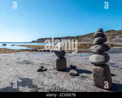 pila di pietre sulla costa vicino al mare, un concetto di equilibrio e armonia Foto Stock
