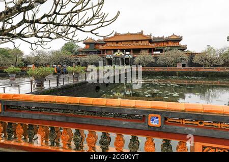 Ngo Mon gate o Meridian Gate presso la città imperiale, un recinto murato all'interno della cittadella della città di Huế, Vietnam, Sud-est asiatico, Asia Foto Stock