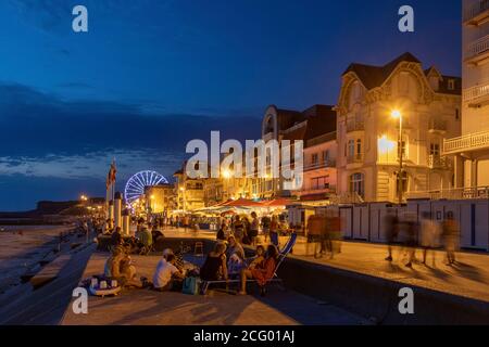 Francia, Pas de Calais, della Costa d'Opale,, Wimereux, la diga, Cabine mare e ville Belle Epoque Foto Stock