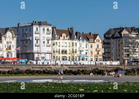 Francia, Pas de Calais, della Costa d'Opale,, Wimereux, la diga, Cabine mare e ville Belle Epoque Foto Stock