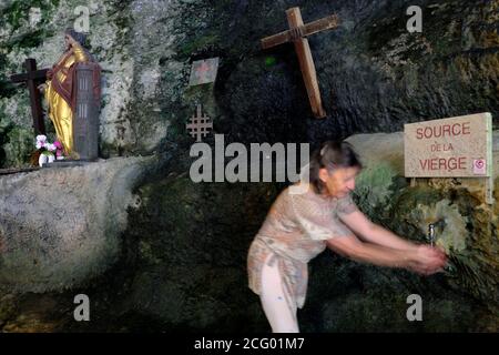 Francia, Doubs, Les Combes, defile d Eneroches, Notre Dame de Remonot grotta-cappella, acqua dalla fonte della Vergine noto per essere miracoloso per il Foto Stock