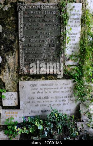 Francia, Doubs, Les Combes, defile d'Entreroches, Notre Dame de Remonot grotta-cappella, offerte votive, acqua dalla fonte della Vergine noto per essere Foto Stock