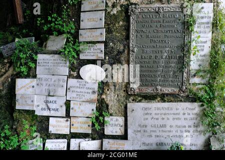 Francia, Doubs, Les Combes, defile d'Entreroches, Notre Dame de Remonot grotta-cappella, offerte votive, acqua dalla fonte della Vergine noto per essere Foto Stock