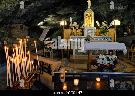 Francia, Doubs, Les Combes, defile d'Entreroches, Notre Dame de Remonot grotta-cappella, altare Foto Stock