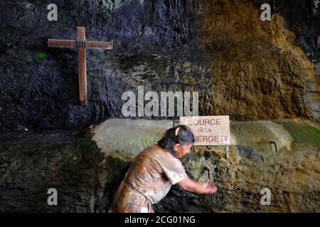 Francia, Doubs, Les Combes, defile d Eneroches, Notre Dame de Remonot grotta-cappella, acqua dalla fonte della Vergine noto per essere miracoloso per il Foto Stock