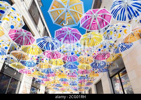 Francia, Gironda, Bordeaux, ombrello nelle strade della città Foto Stock