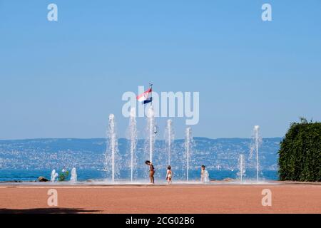 Francia, alta Savoia, le Chablais, Thonon les Bains, bambino che gioca sulle rive del lago di Ginevra sotto la bandiera della Croazia Foto Stock