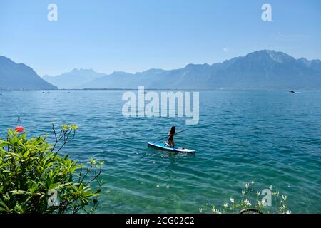 Svizzera, Cantone di Vaud, Montreux, le banchine ai margini del Lago di Ginevra, pagaia Foto Stock