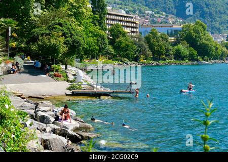 Svizzera, Cantone di Vaud, Montreux, le banchine sulle rive del Lago di Ginevra, nuoto Foto Stock