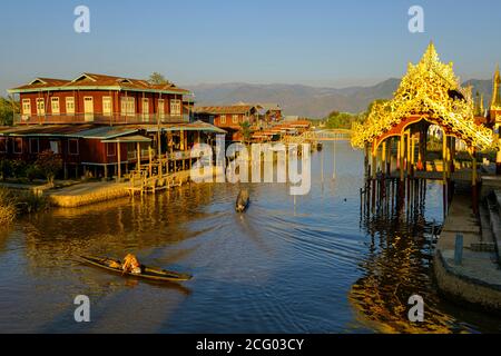 Myanmar (Birmania), Stato di Shan, Lago Inle, villaggio di Ywarma o Ywama, case palafitte Foto Stock