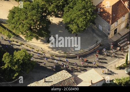 Francia, Drome, Dr?me Proved?ale, passaggio del tour de France amatori a Rousset-les-Vignes (vista aerea) Foto Stock