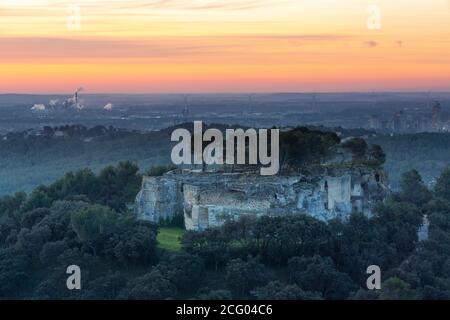 Francia, Gard, Beaucaire, abbazia troglodita di Saint-Roman ripara i resti di un monastero, la fine del 5 ° secolo e il RH?ne Foto Stock