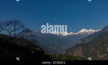 Una vista panoramica del Monte Kanchenjunga con i primi raggi di la luce del sole che cade su di esso Foto Stock