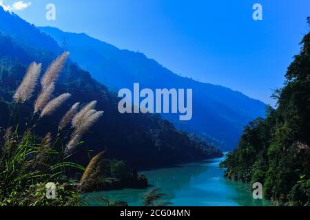 Fiume Teesta che scende da Sikkim al distretto di Darjeeling con verdi colline e montagne lussureggianti su entrambi i lati Foto Stock