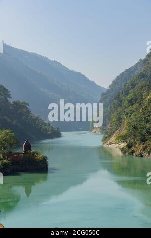 Fiume Teesta che scende da Sikkim al distretto di Darjeeling con verdi colline e montagne lussureggianti su entrambi i lati Foto Stock