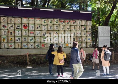 Botti di sake donate nei giardini del Santuario Meiji, Tokyo, Giappone. Foto Stock
