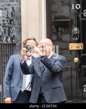 Londra 8 settembre 2020 Andreas Michaelis, ambasciatore tedesco nel Regno Unito prende alcuni selfie mentre visita 10 Downing Street, Credit: Ian Davidson/Alamy Live News Foto Stock