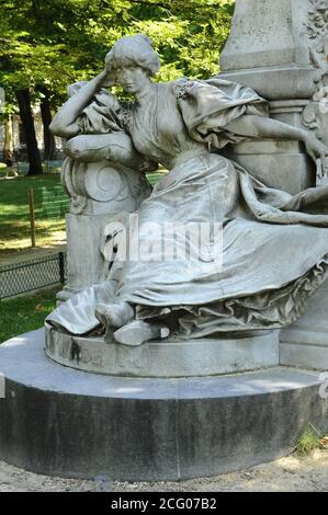 Francia, Parigi, Parc Monceau, il busto di Guy de Maupassant, ai piedi del busto dello scrittore 'di una donna che ha appena letto una delle sue nove Foto Stock