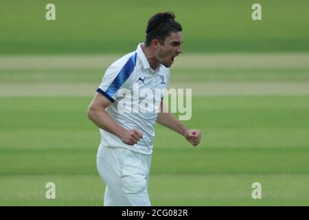 Leeds, Regno Unito. 8 settembre 2020. Yorkshire County Cricket, Emerald Headingley Stadium, Leeds, West Yorkshire, 8 settembre 2020. Bob Willis Trophy - Yorkshire County Cricket Club vs Leicestershire County Cricket Club, Day 3. Jordan Thompson dello Yorkshire celebra la presa del wicket di Harry Dearden del Leicestershire. Credit: Touchinepics/Alamy Live News Foto Stock