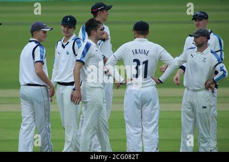 Leeds, Regno Unito. 8 settembre 2020. Yorkshire County Cricket, Emerald Headingley Stadium, Leeds, West Yorkshire, 8 settembre 2020. Bob Willis Trophy - Yorkshire County Cricket Club vs Leicestershire County Cricket Club, Day 3. Jordan Thompson dello Yorkshire celebra la presa del wicket di Rishi Patel del Leicestershire. Credit: Touchinepics/Alamy Live News Foto Stock