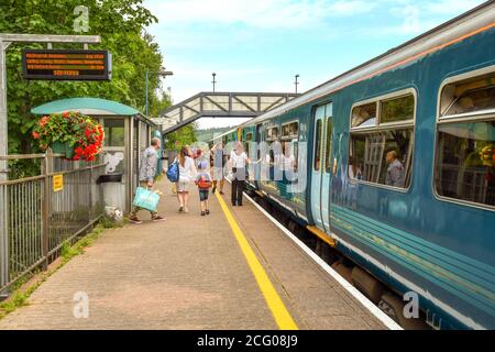 Pontyclun, vicino a Cardiff, Galles - Luglio 2018: Passeggeri che viaggiano in treno alla stazione ferroviaria di Pontyclun nel Galles del Sud. Foto Stock