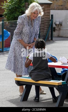 La Duchessa della Cornovaglia incontra gli alunni durante una visita alla scuola elementare di Ivydale, nel sud di Londra, per aprire la nuova biblioteca della scuola e lanciare la Biblioteca della Scuola virtuale del National Literacy Trust, in occasione della Giornata internazionale dell'alfabetizzazione. Foto Stock