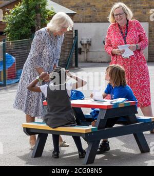 La Duchessa di Cornovaglia (a sinistra) incontra gli alunni durante una visita alla scuola elementare di Ivydale, nel sud di Londra, per aprire la nuova biblioteca della scuola e lanciare la Biblioteca della Scuola virtuale del National Literacy Trust, il giorno internazionale dell'alfabetizzazione. Foto Stock