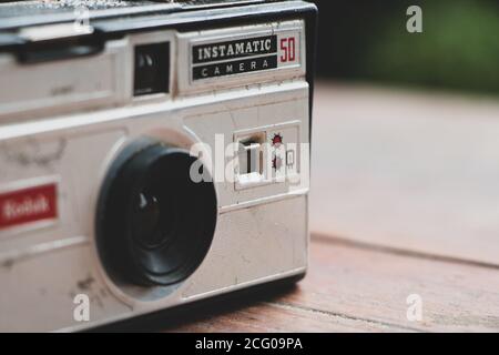 Vecchia e usurata fotocamera dagli anni '60 in rustico tavolo di legno Foto Stock