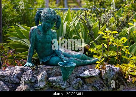 Statua di pesca della bambina, vegetazione, arte, Acquario Bermuda; Museo; Zoo; Villaggio dei flatts; Bermuda Foto Stock