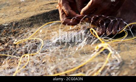 L'uomo indiano che prepara la rete di pesca Foto Stock