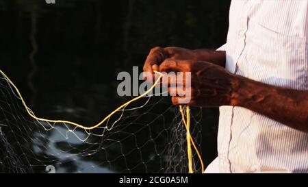 L'uomo indiano che prepara la rete di pesca Foto Stock