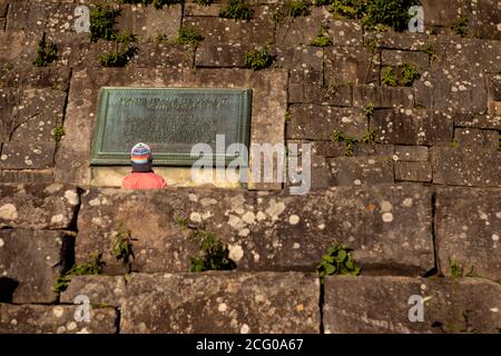 Giovane uomo che guarda la pietra della linea di stato del North Carolina della Tennee MO Foto Stock