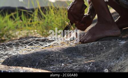 L'uomo indiano che prepara la rete di pesca Foto Stock