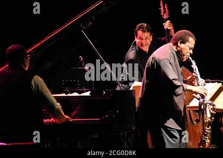 La leggenda del jazz Wayne Shorter si esibisce dal vivo, ha recogato John Patitucci (basso) e Danilo Pérez (piano) Foto Stock