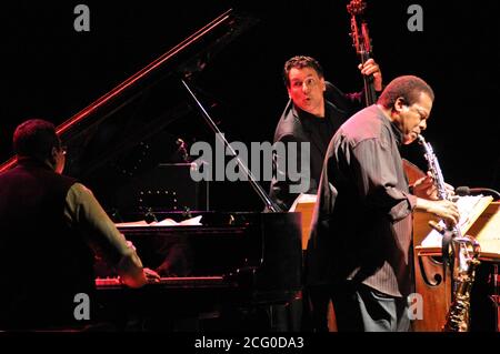 La leggenda del jazz Wayne Shorter si esibisce dal vivo, ha recogato John Patitucci (basso) e Danilo Pérez (piano) Foto Stock