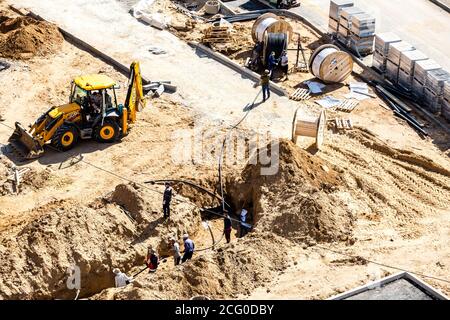 Mosca, Russia - 6 giugno 2019: Costruttori professionisti che lavorano su un cantiere. Foto Stock