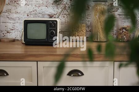 Vecchio televisore vintage sul banco della cucina Foto Stock