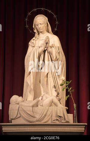 BARCELLONA, SPAGNA - 3 MARZO 2020: La scultura marmorea della Madonna sopra il presepe nella chiesa di Iglesia de Belen di Joan Rebull (20 sec.). Foto Stock