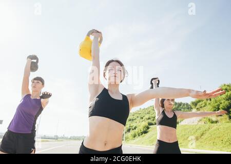 Gruppo di atleta che si allenano in palestra Foto Stock