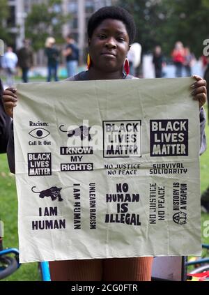 Londra, Regno Unito. 8 settembre 2020. Estinzione i manifestanti della ribellione tengono una manifestazione fuori dagli uffici della Shell, Jubilee Gardens, Londra, 8 settembre 2020 chiedendo la fine dell'estrazione dei combustibili fossili, dell'ecocidi e dell'oppressione nel sud globale, seguita da una marcia di riparazione al Parlamento Credit: Denise Laura Baker/Alamy Live News Foto Stock