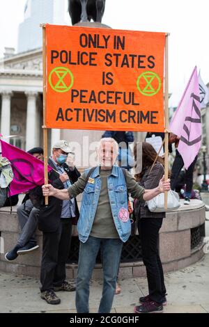 Anziano protestore con segno, 'Walk of Shame' Extinction Rebellion manifestazione, Bank of England, Londra, 4 settembre 2020 Foto Stock