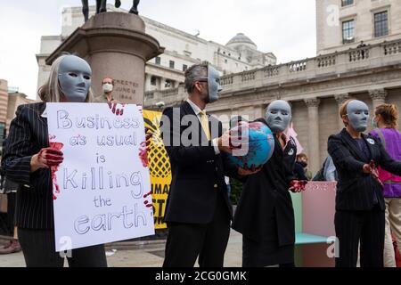Artisti con mani sanguinose, 'Walk of Shame' Extinction Rebellion dimostrazione, Bank of England, Londra, 4 settembre 2020 Foto Stock