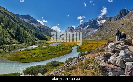 Courmayeur, Italia - Settembre 05 2020: Vista panoramica delle Alpi Italiane dal massiccio del Monte Bianco con la Val Veny e il Lago di Combal in estate Foto Stock