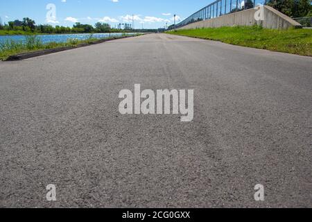 Strada accanto ad un canale Foto Stock