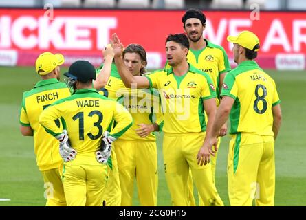 Marcus Stoinis (terza a destra) in Australia festeggia con i compagni di squadra dopo aver preso il Dawid Malan inglese dal bowling di Adam Zampa (centro) durante la terza partita di Vitality IT20 all'Ageas Bowl, Southampton. Foto Stock